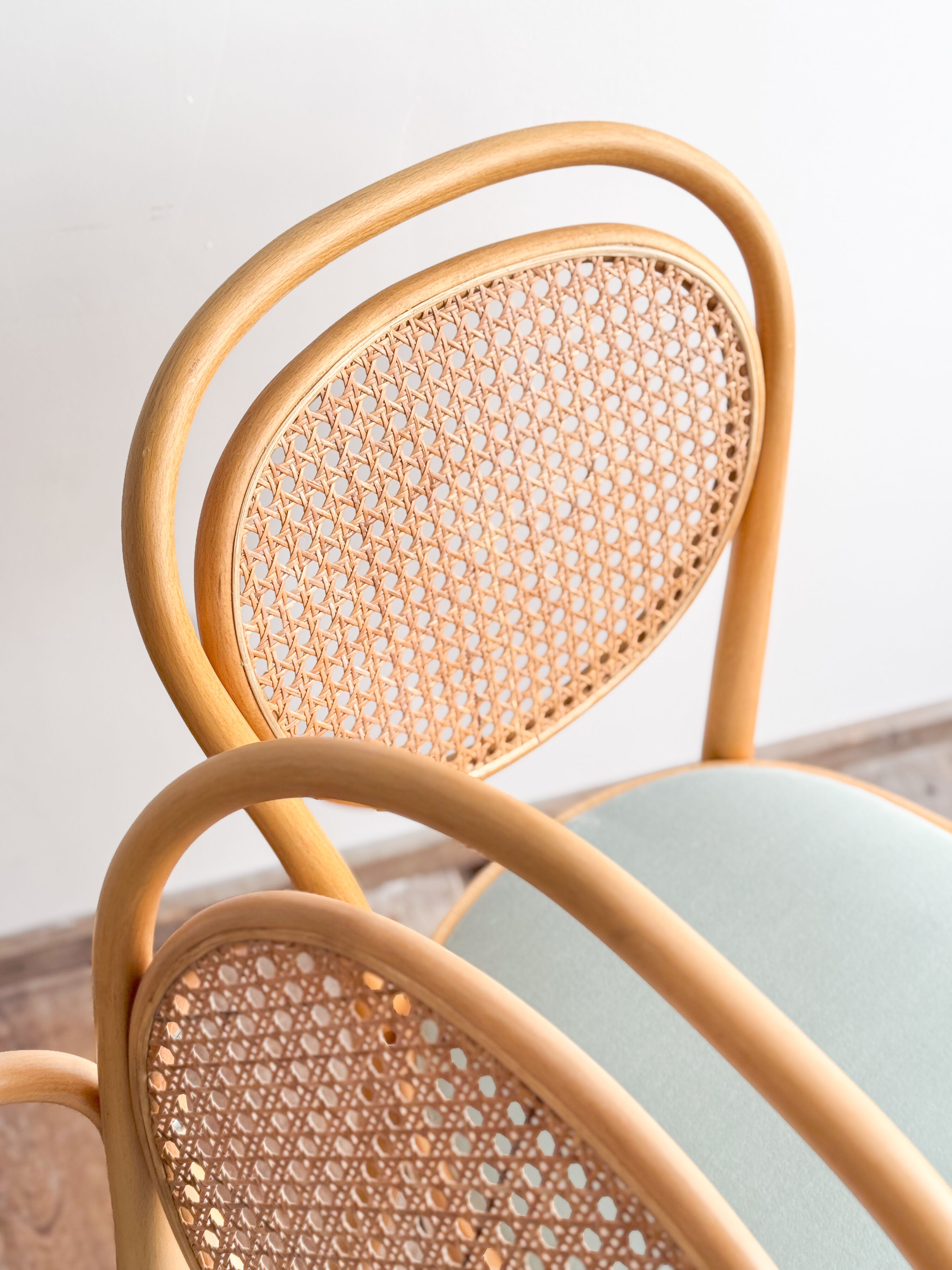 Ensemble de 4 chaises Thonet 215P en hêtre avec cannage d’origine et velour