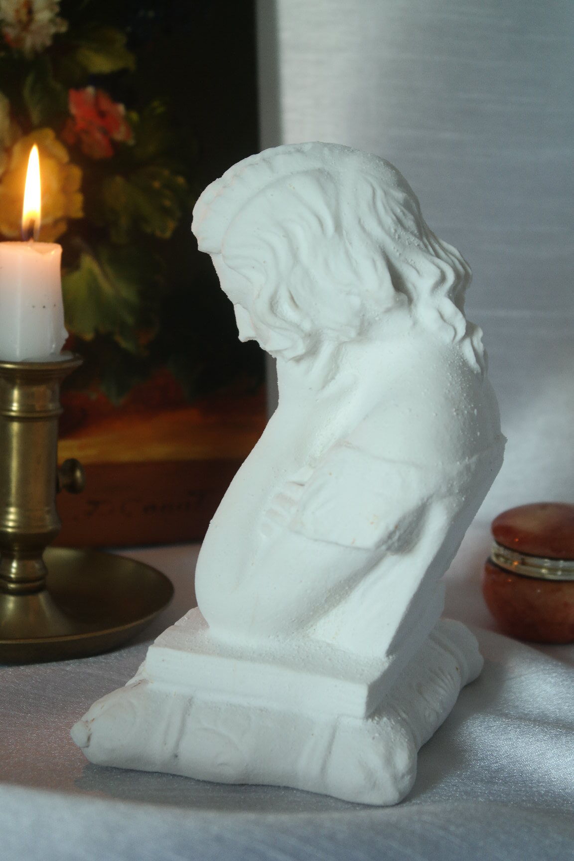 Limestone bust young girl who reads