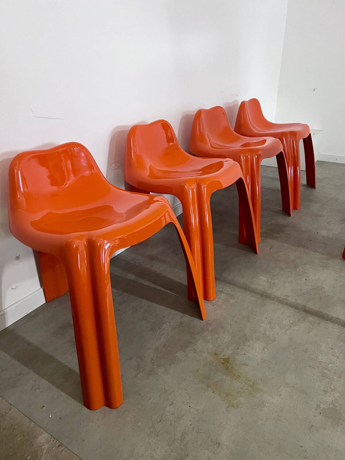 Table and 4 chairs in orange fiberglass design from the 70s Patrick Gingembre Paulus edition