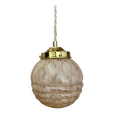 Suspension globe vintage art déco en verre de Clichy rose et doré