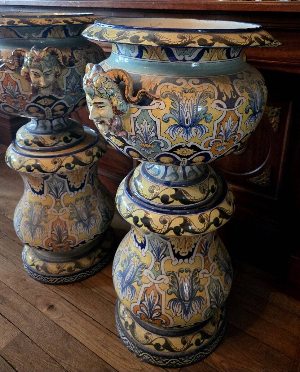 Nevers Montagnon: pair of columns with their basins decorated in the antique style.