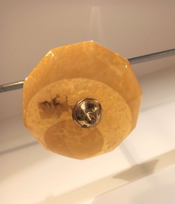 Lustre ancien en verre de Clichy jaune moutarde et laiton doré