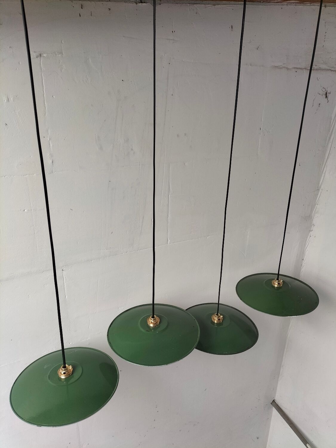 Suspensions in enamelled sheets
