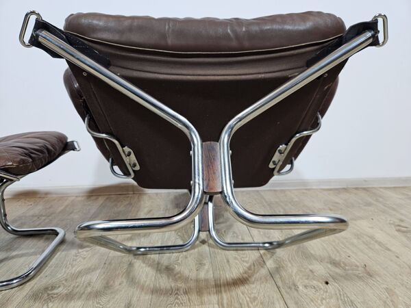 Fauteuil avec repose-pieds, Westnofa, ''Fauteuil à ailes et repose-pieds'', conçu par