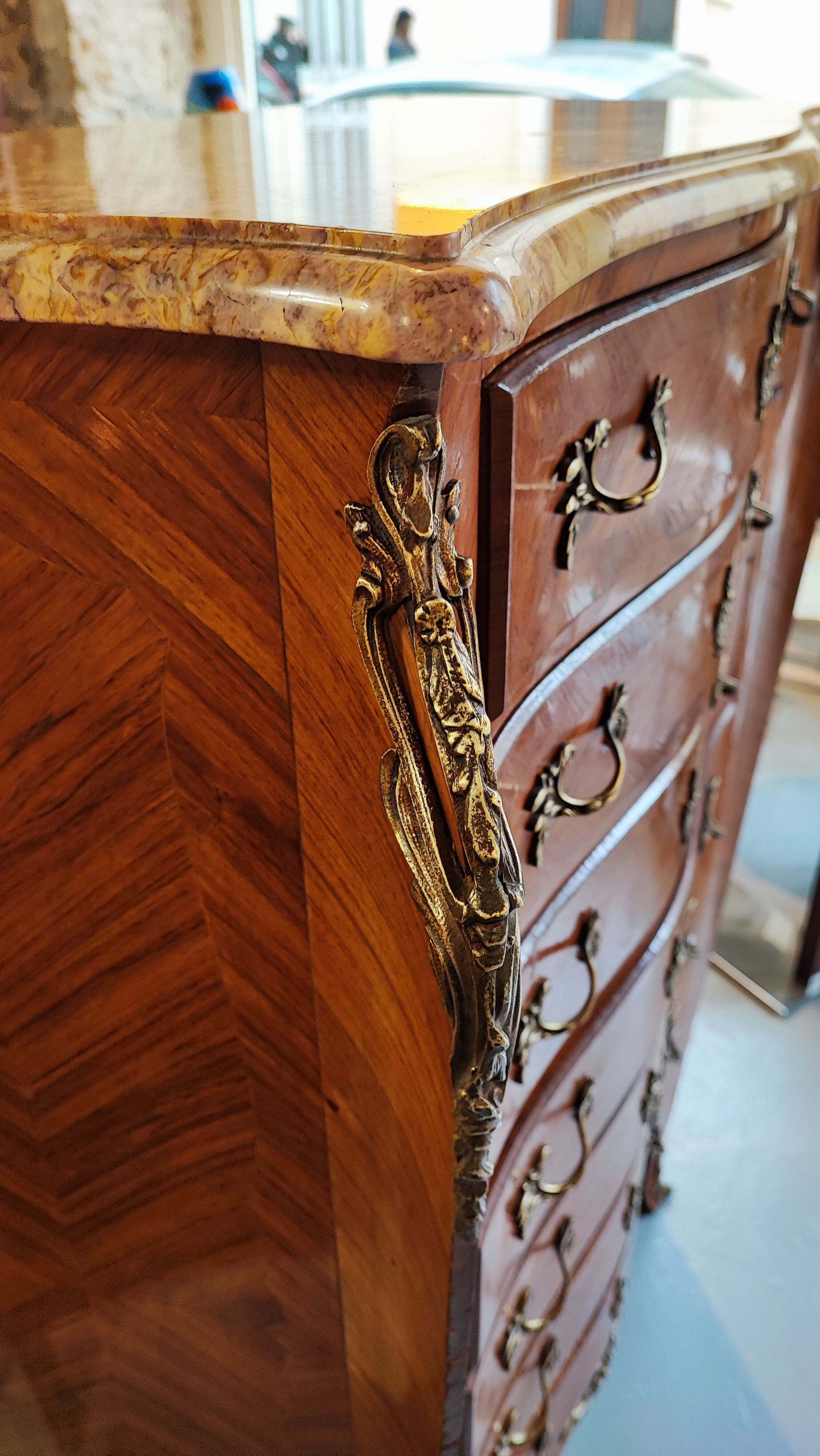 Semainier Louis XV marble brocatello and bronze