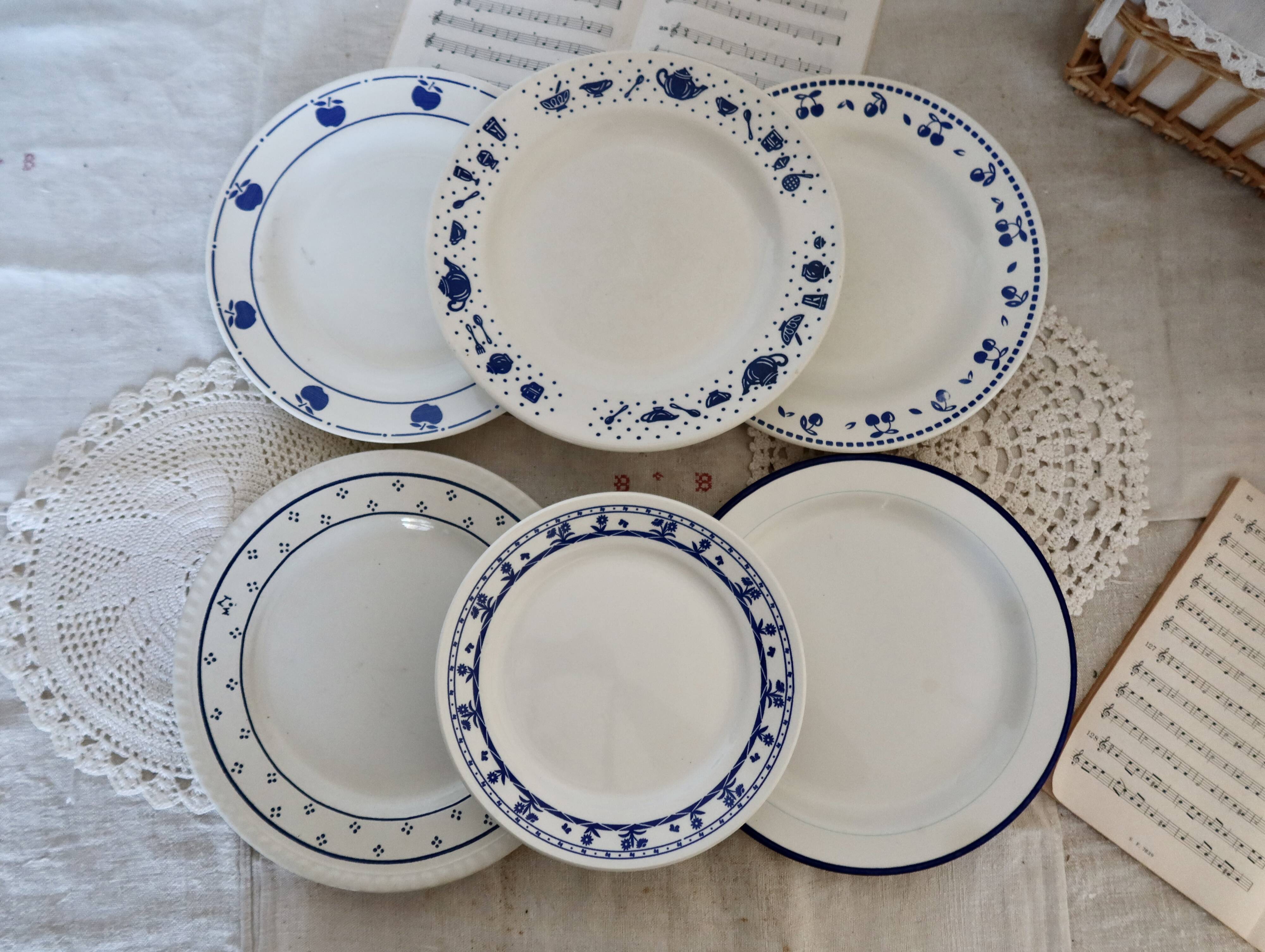 6 mismatched vintage flat plates - Laura set