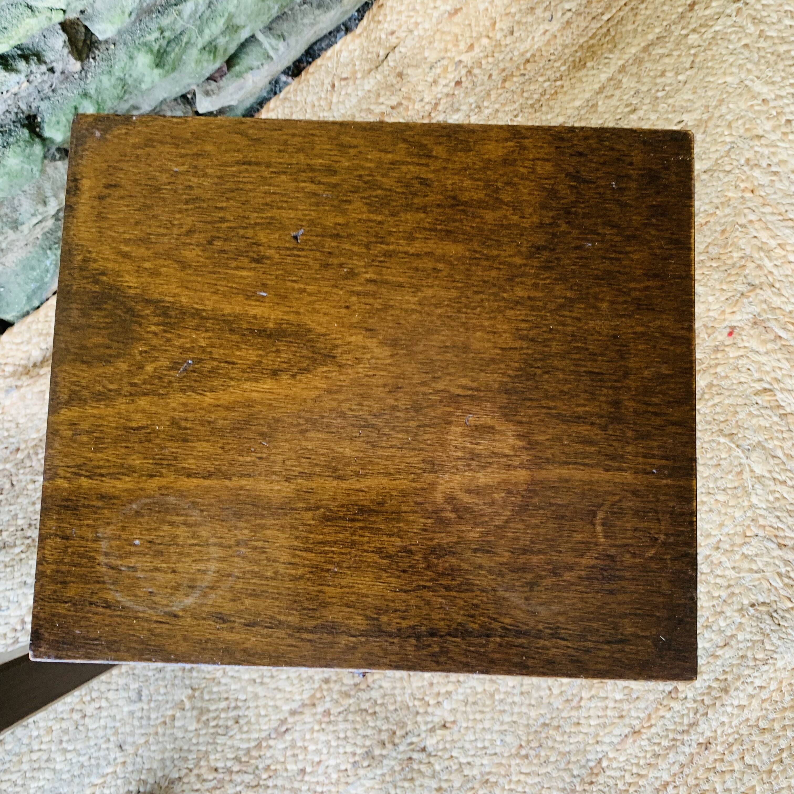 Paire de tables de chevet minimalistes