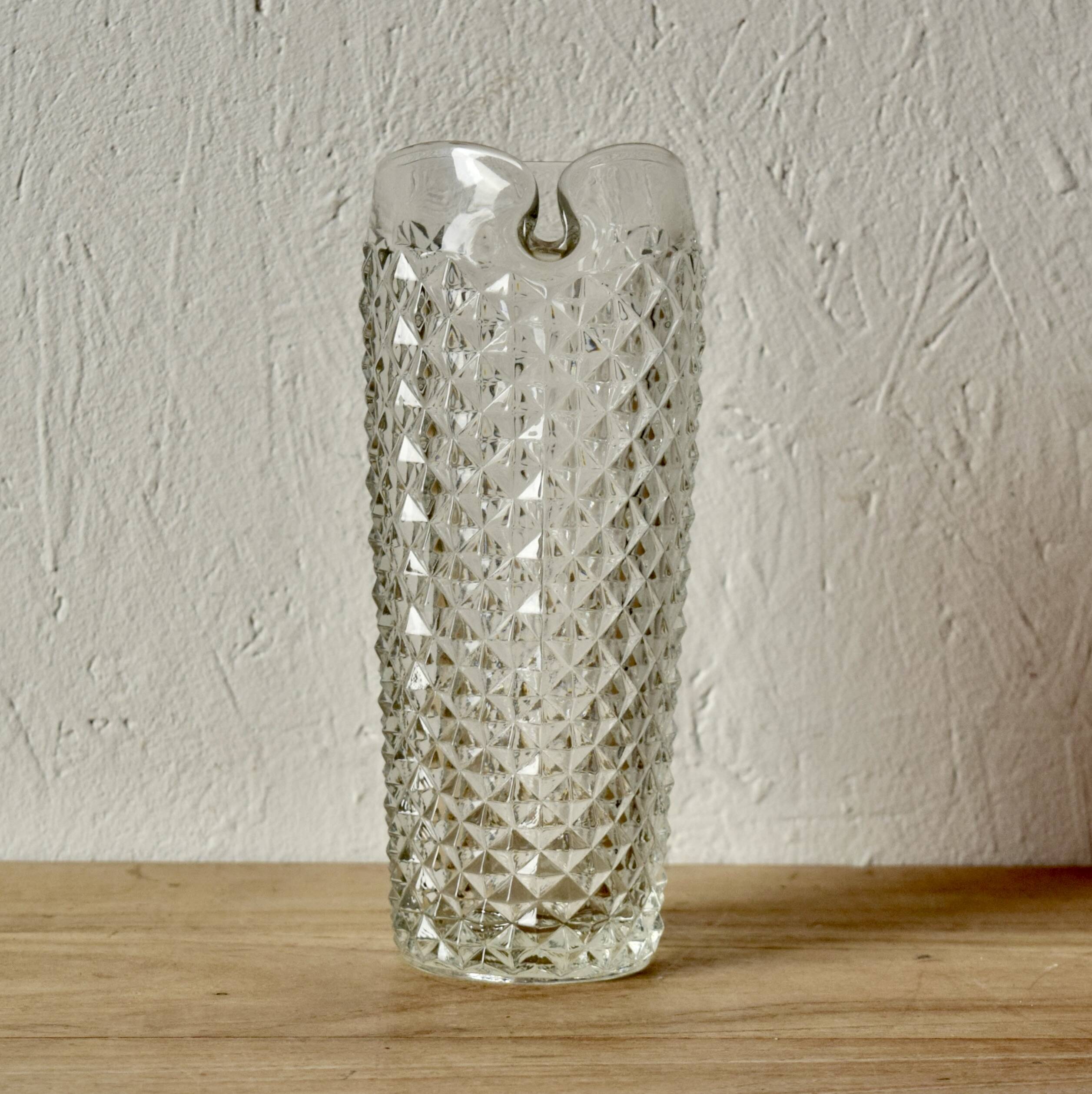 Carafe en verre moulé vintage