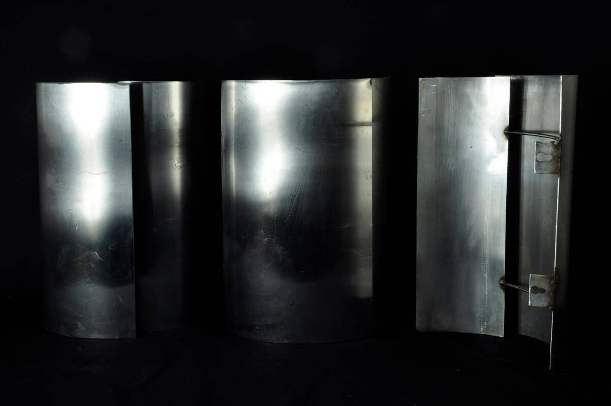 Philolaos Toupias : appliques en inox