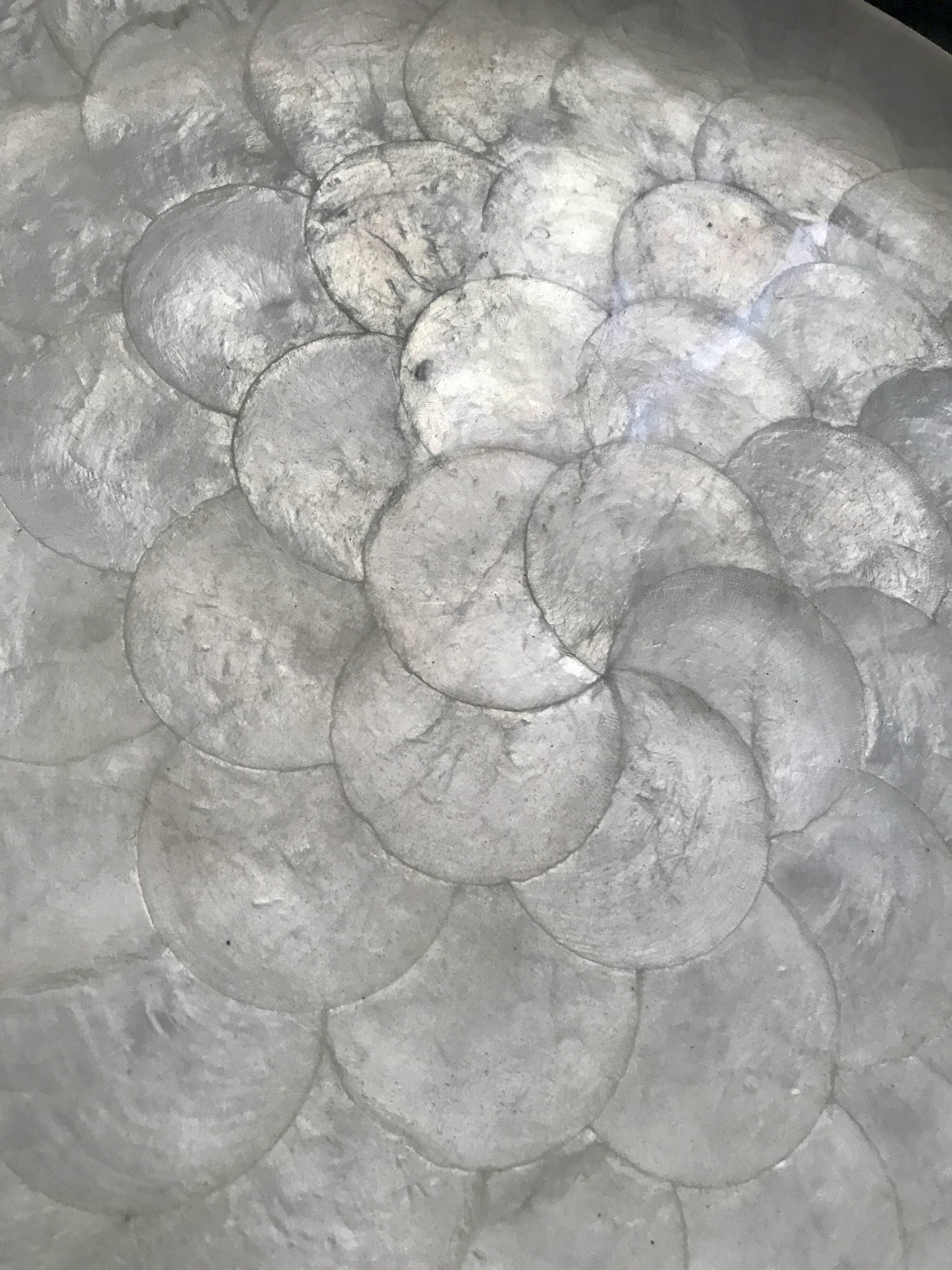 Round mother-of-pearl tray