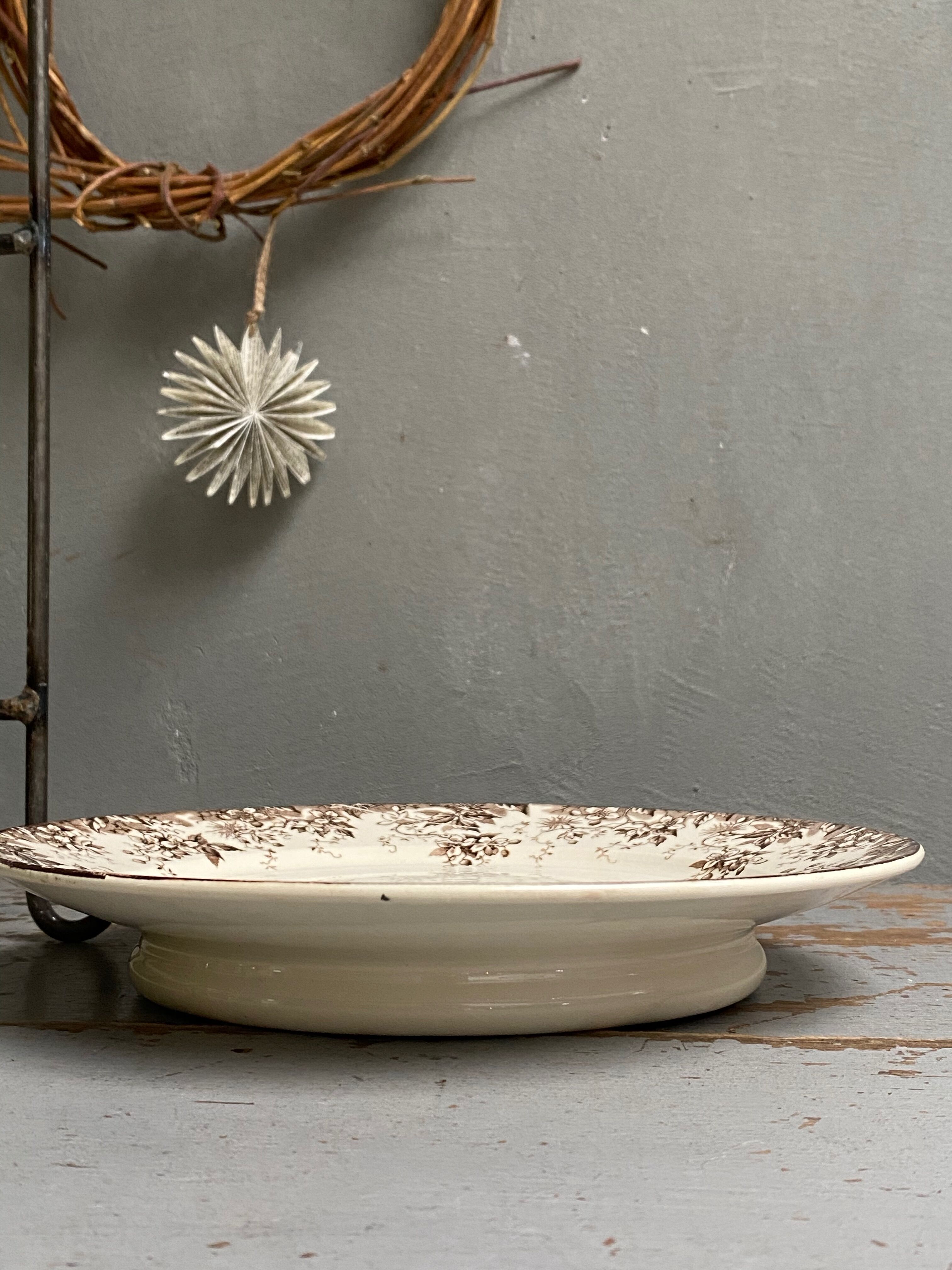 Plat sur piédouche faïence de Sarreguemines