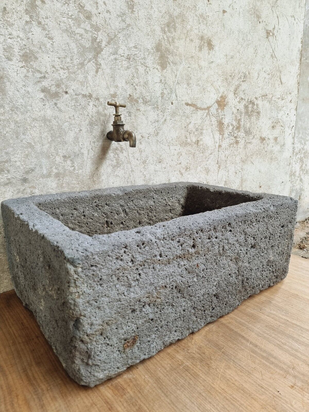 Auge en pierre lavabo antique français