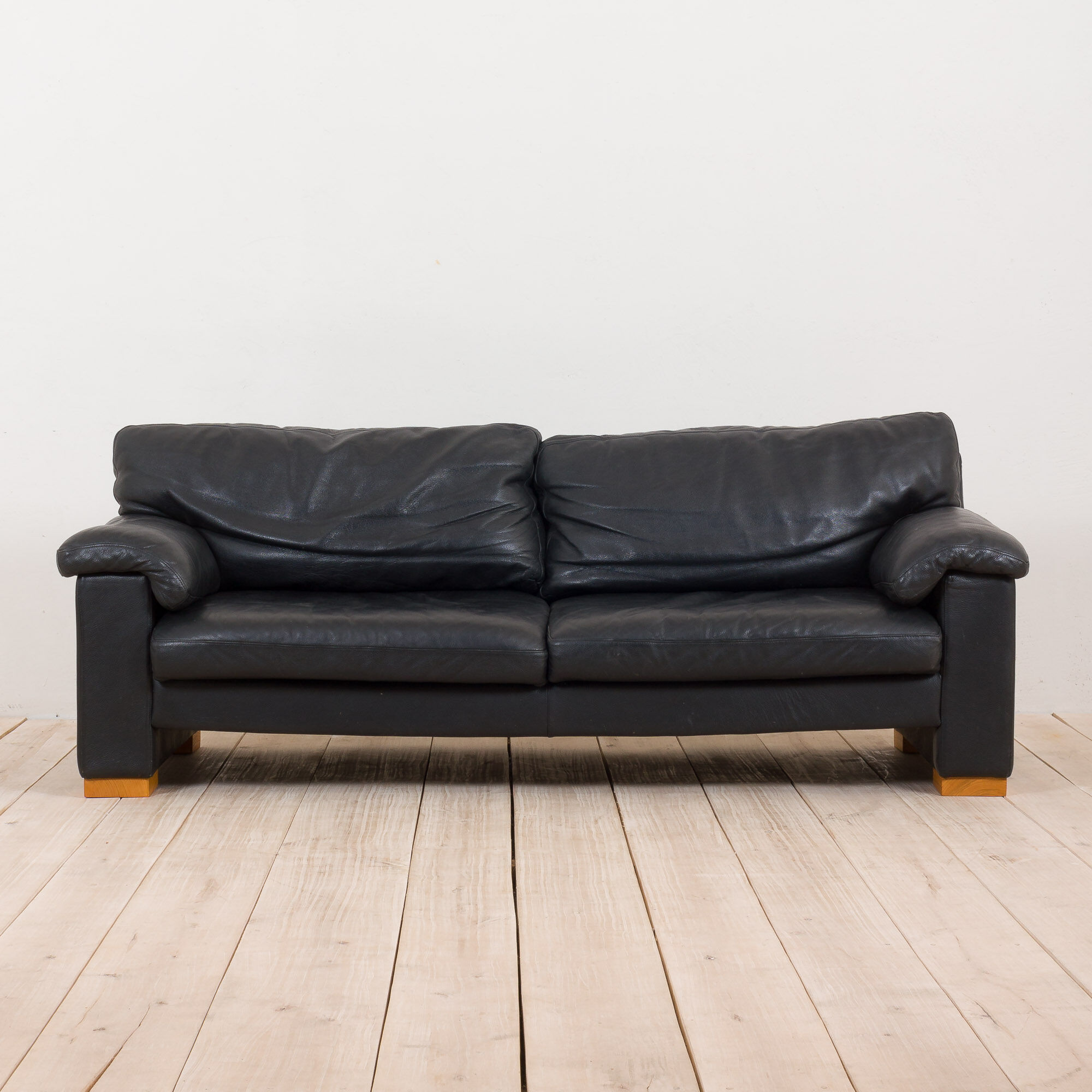 Black leather mid century 2,5 seater sofa