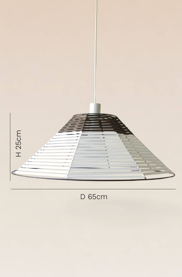 Suspension cloche tissée sur structure en métal.