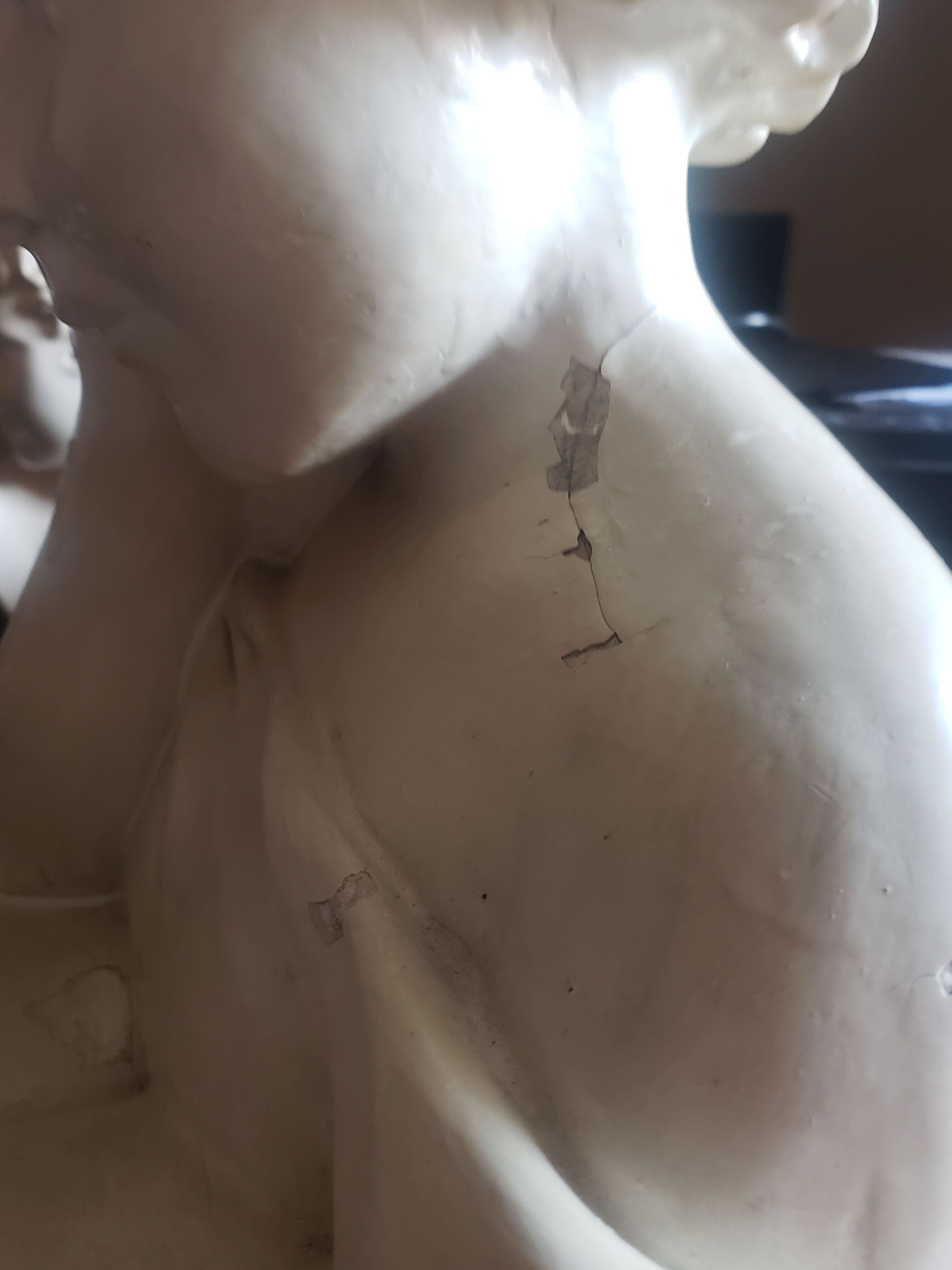 Bust of a woman in plaster The e-reader