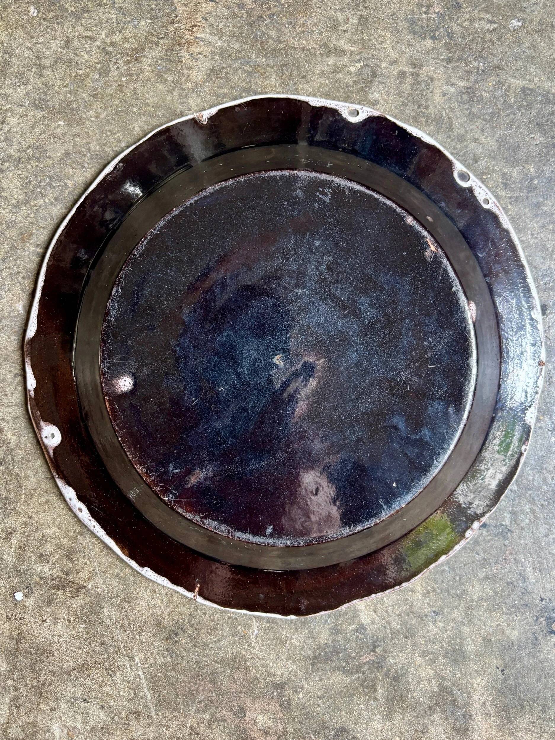 Round dish, black bottom in glazed terracotta