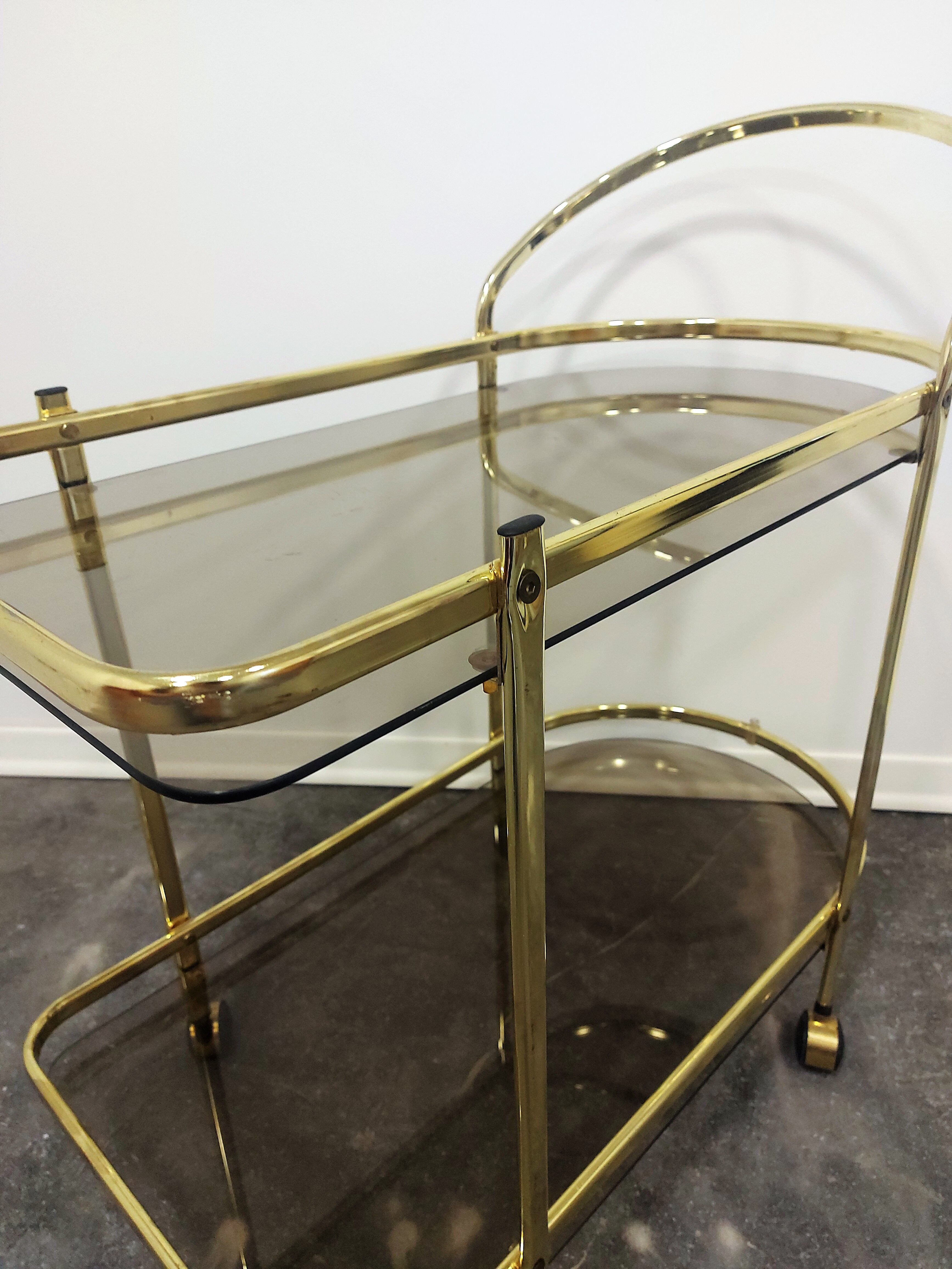 Desserte en laiton et verre fumé des années 1960