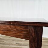 Extendable table in laminate