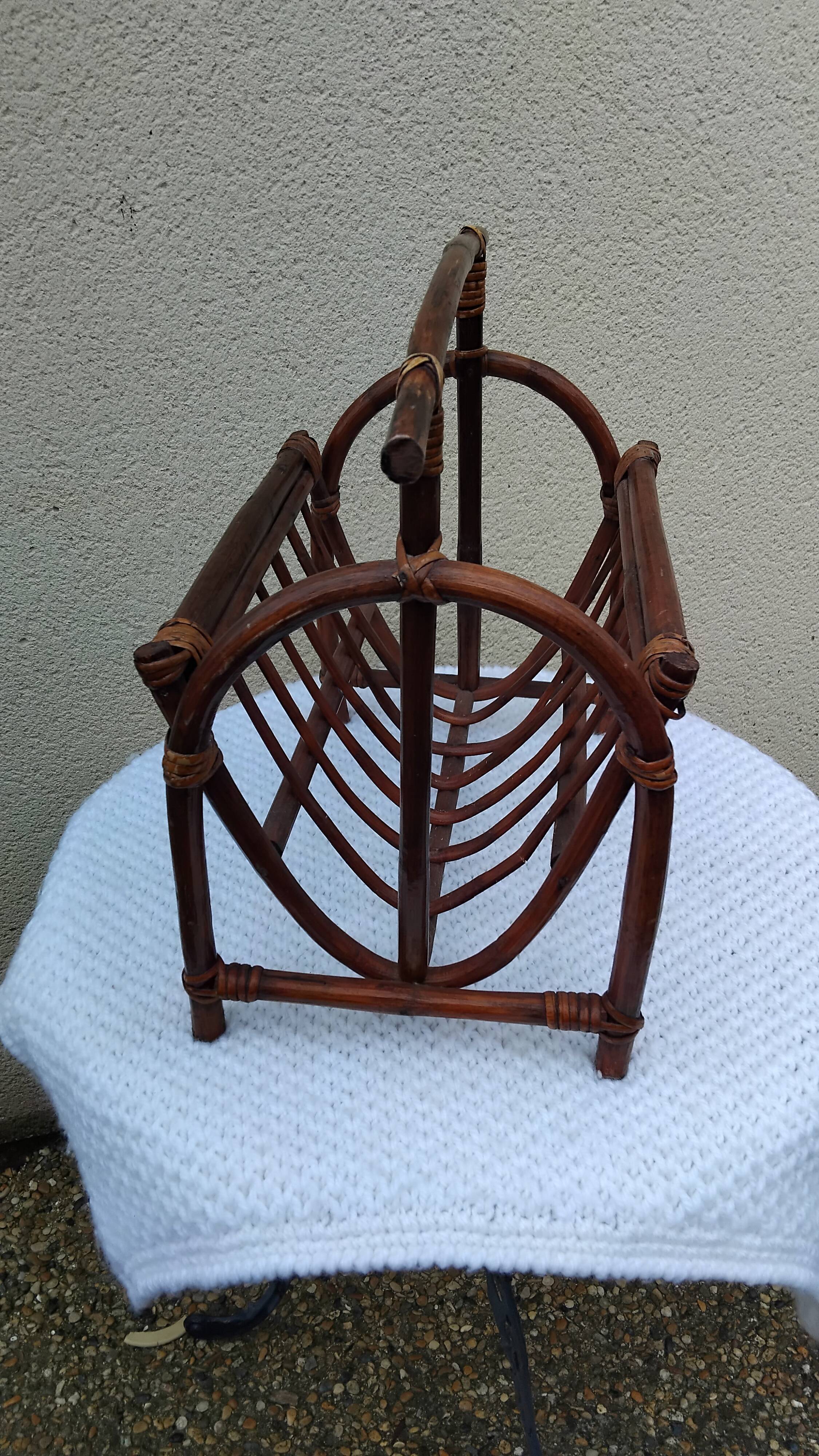 Porte-revue vintage en rotin