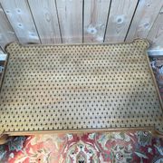 Table basse victorienne anglaise - Pieds toupie laiton – Plateau à motifs é