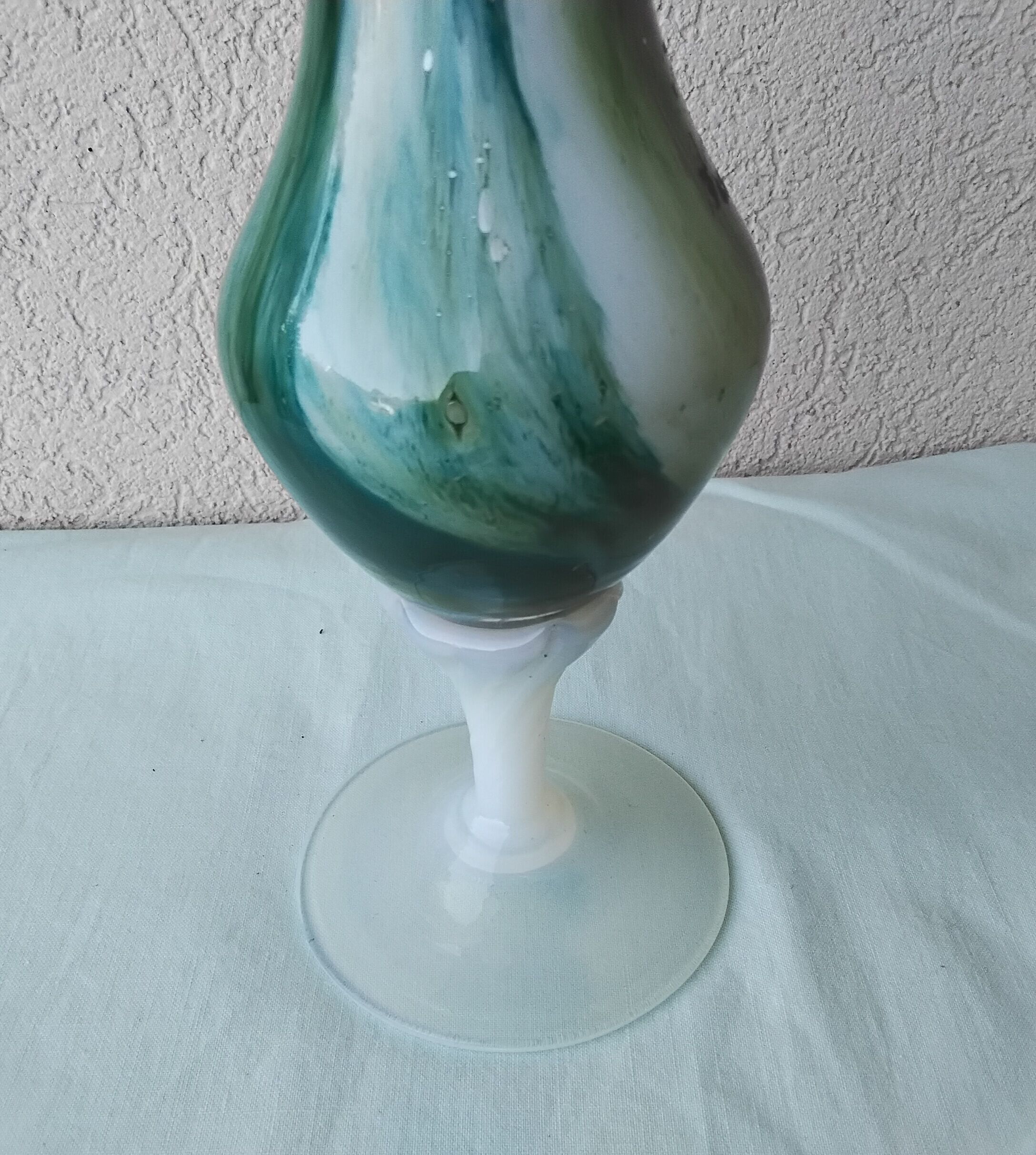 Footed vase in Italian opaline.