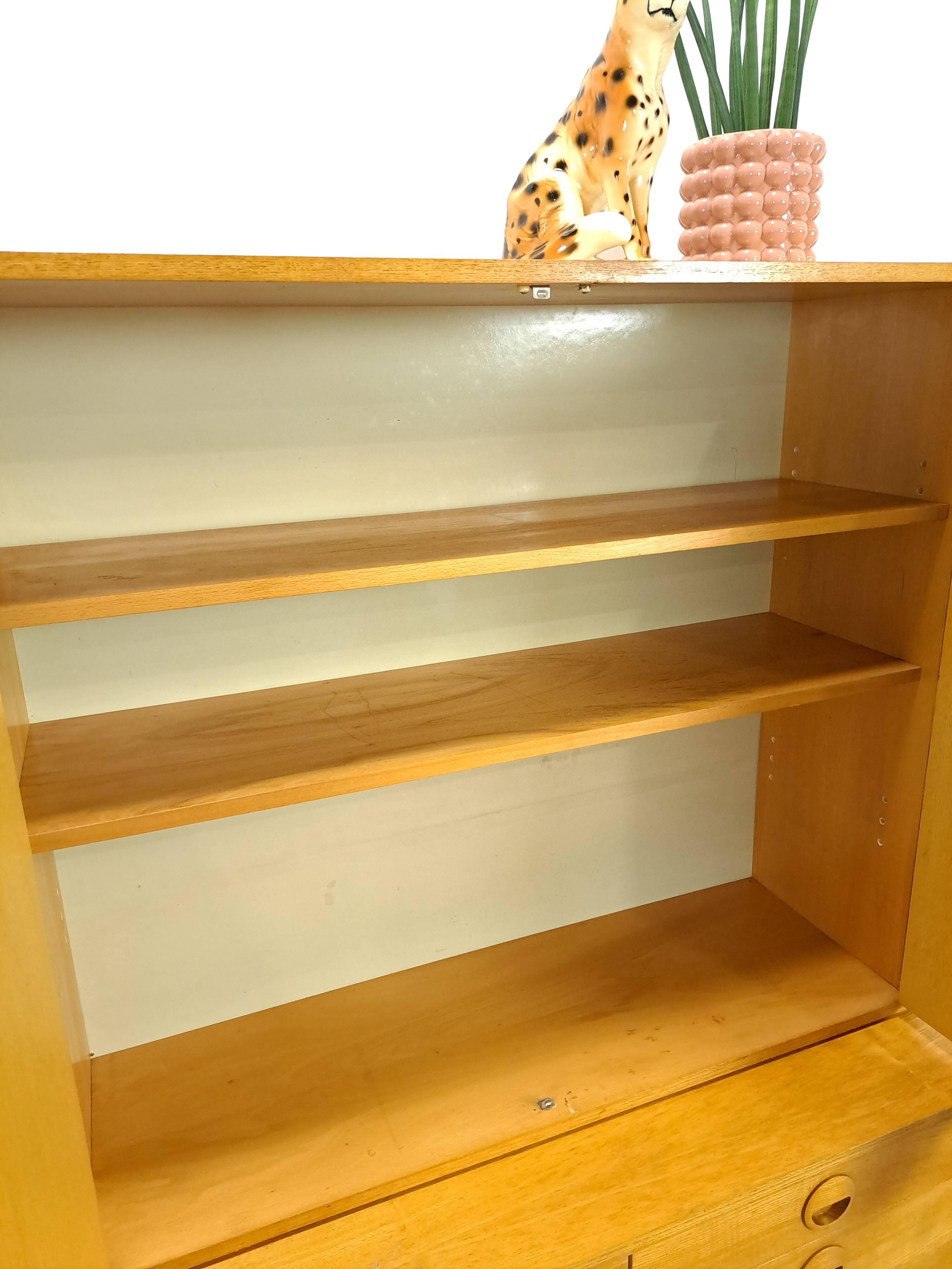 Armoire en placage Hellerau avec pieds et tiroirs en acier