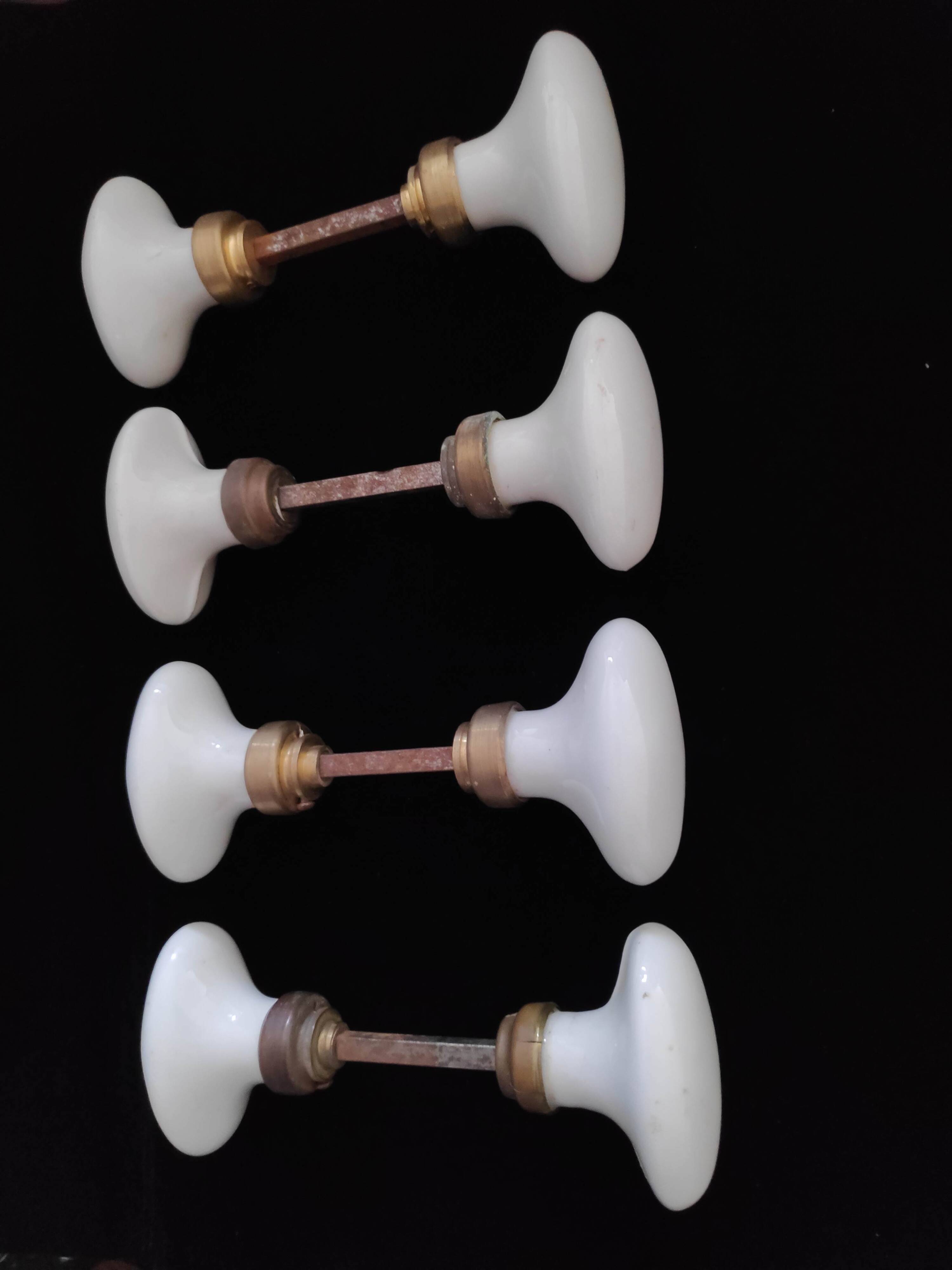 Set of 8 porcelain handles (B-0050)