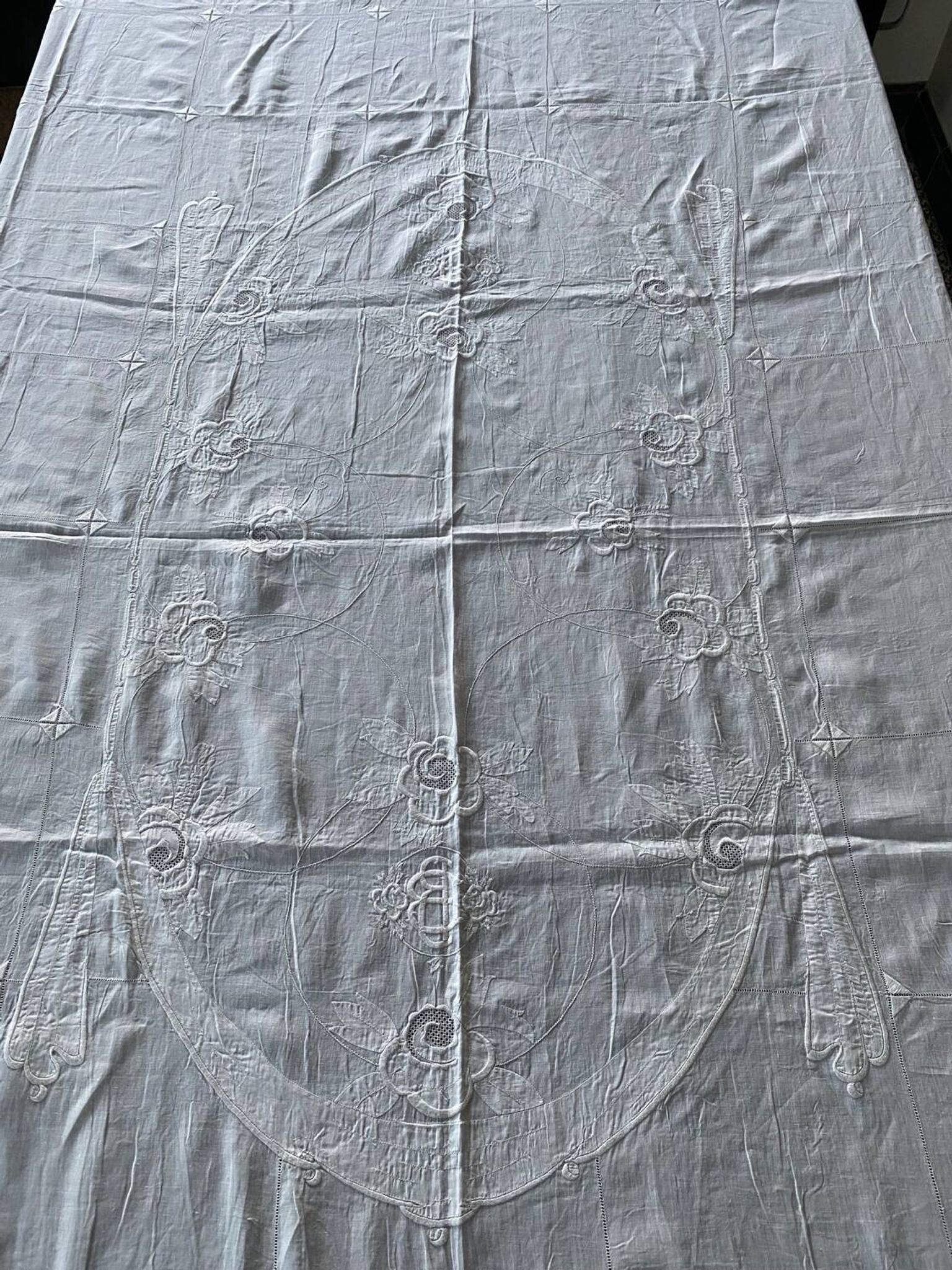 Nappe et 12 serviettes brodées et monogrammées
