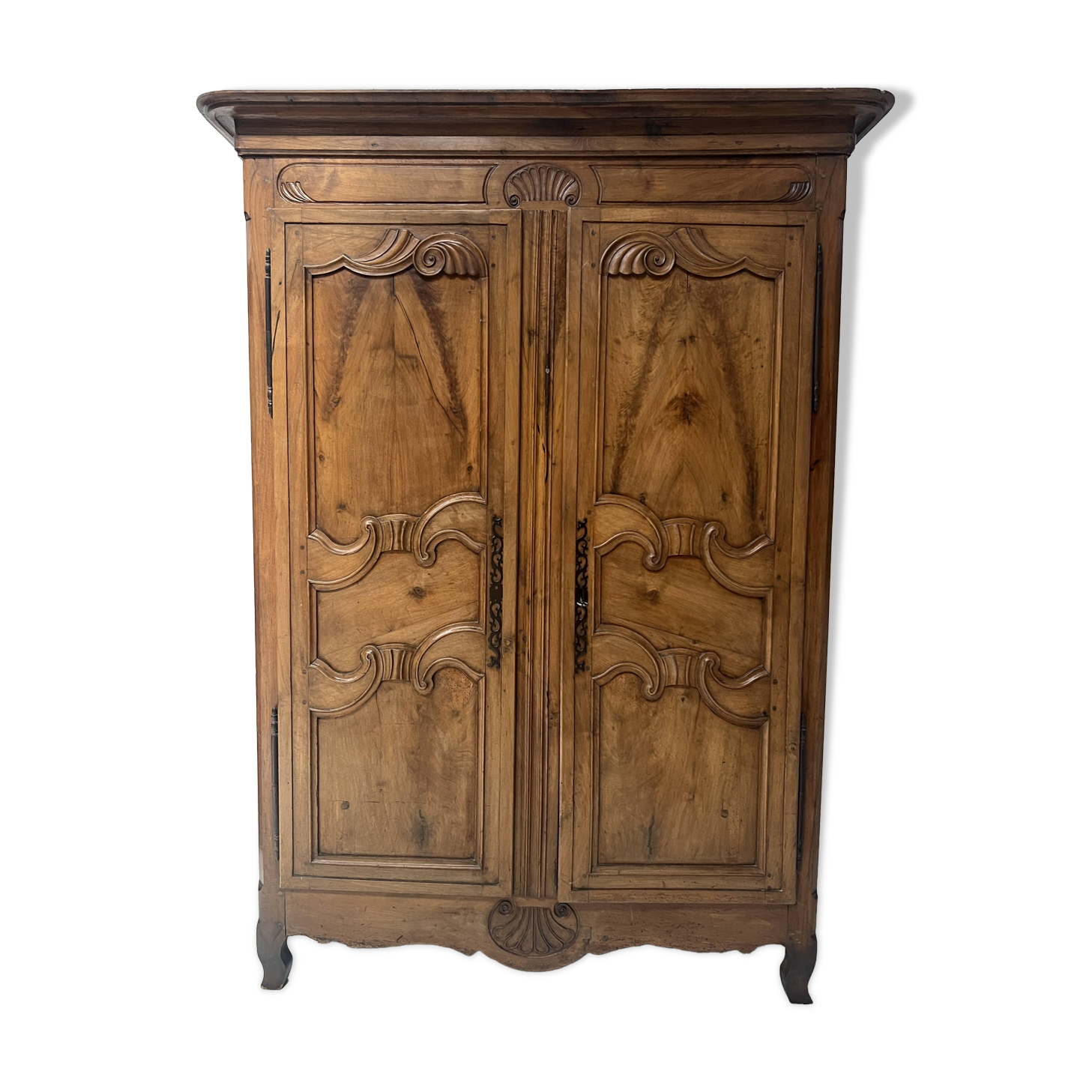 Armoire de style Louis XV en noyer massif XVIII siècle