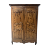 Armoire de style Louis XV en noyer massif XVIII siècle