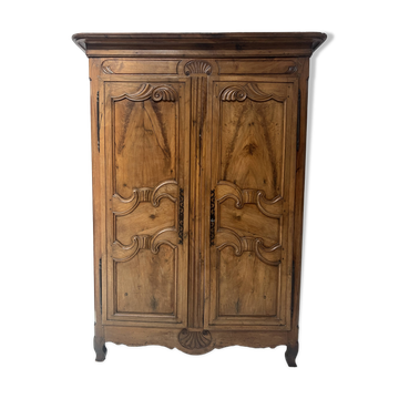Armoire de style Louis XV en noyer massif XVIII siècle