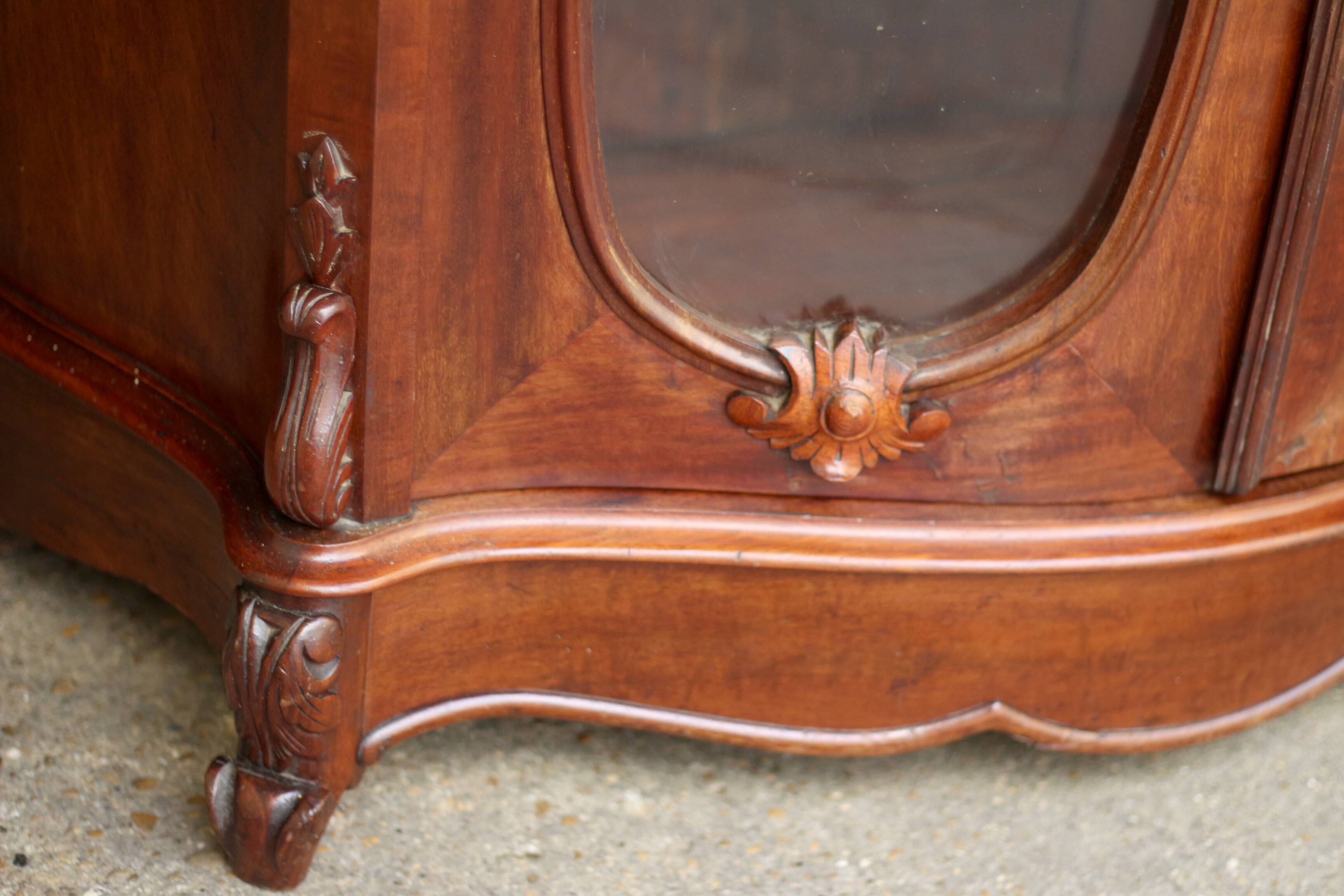 Elegant Napoleon 3 mahogany and veneer sideboard