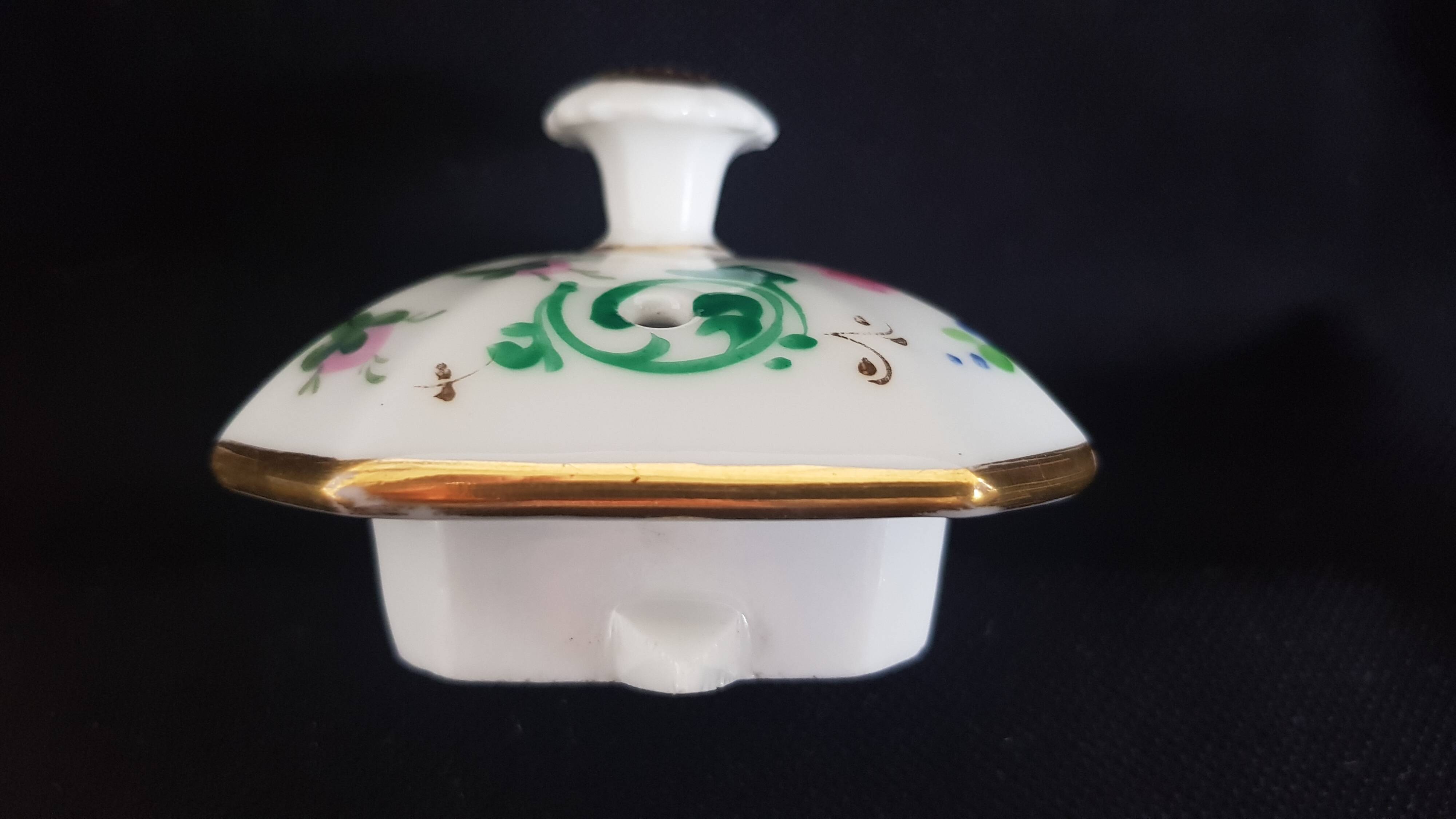 Large octagonal teapot porcelain from Paris "Old Paris", mid-19th century.