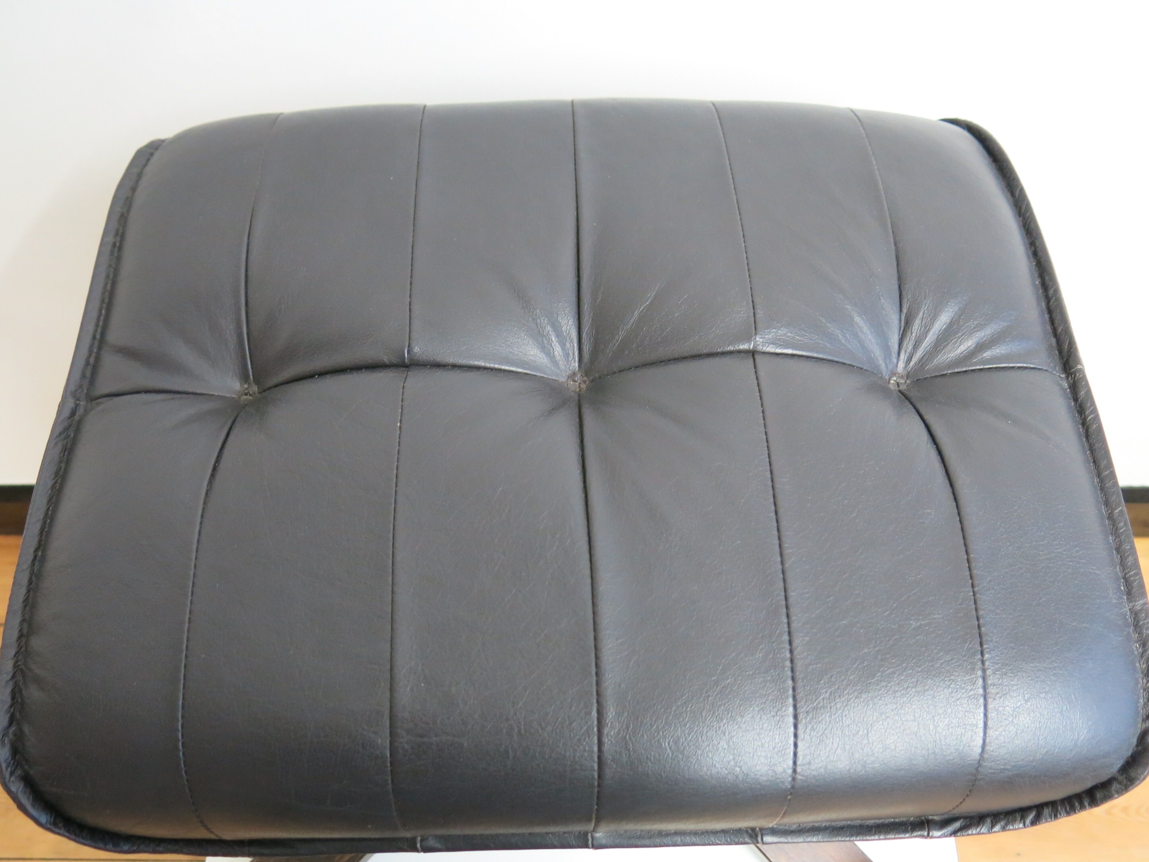 Ottoman Unico in chocolate colored leather