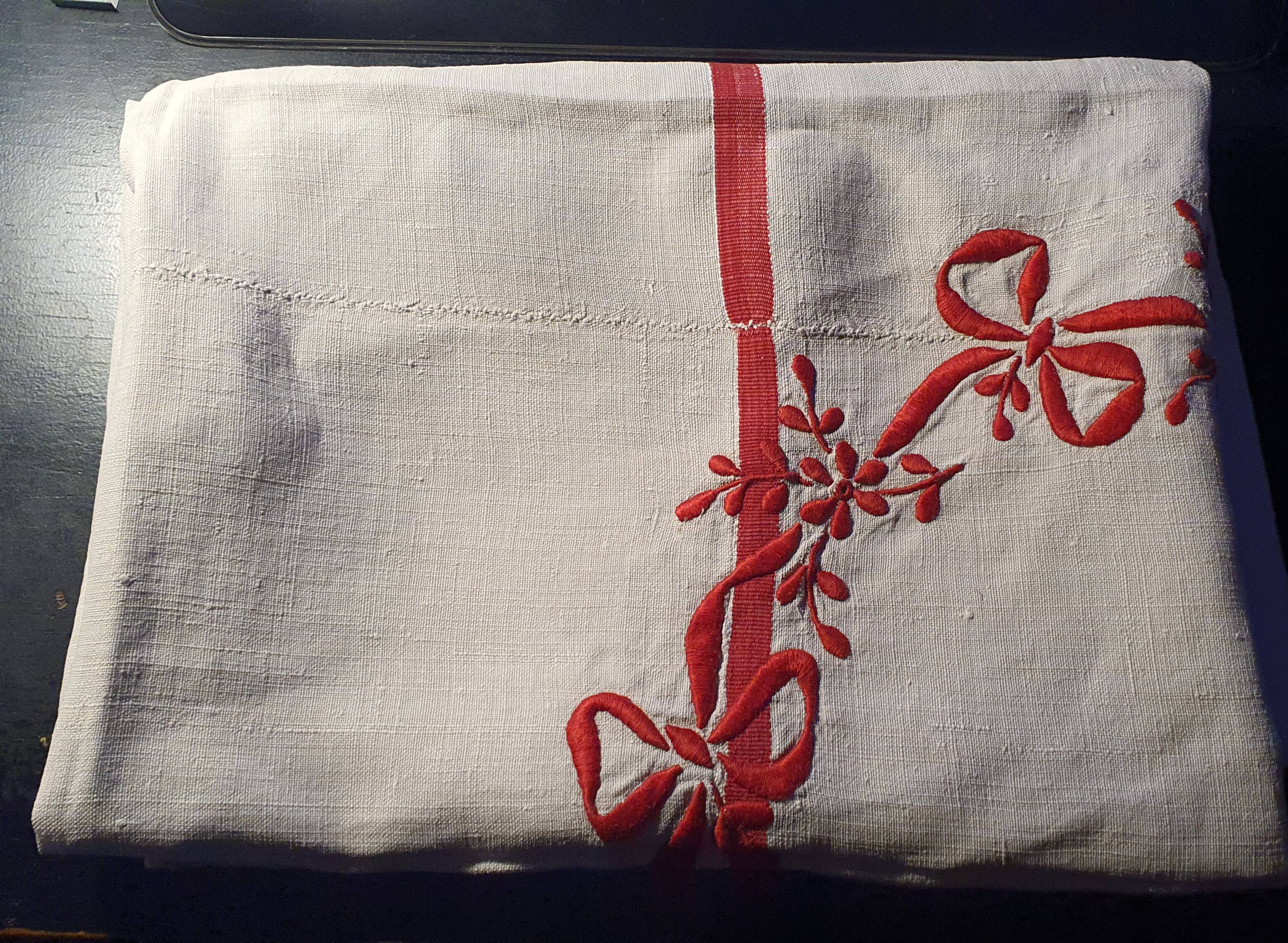 Antique tablecloth embroidered in kelsch