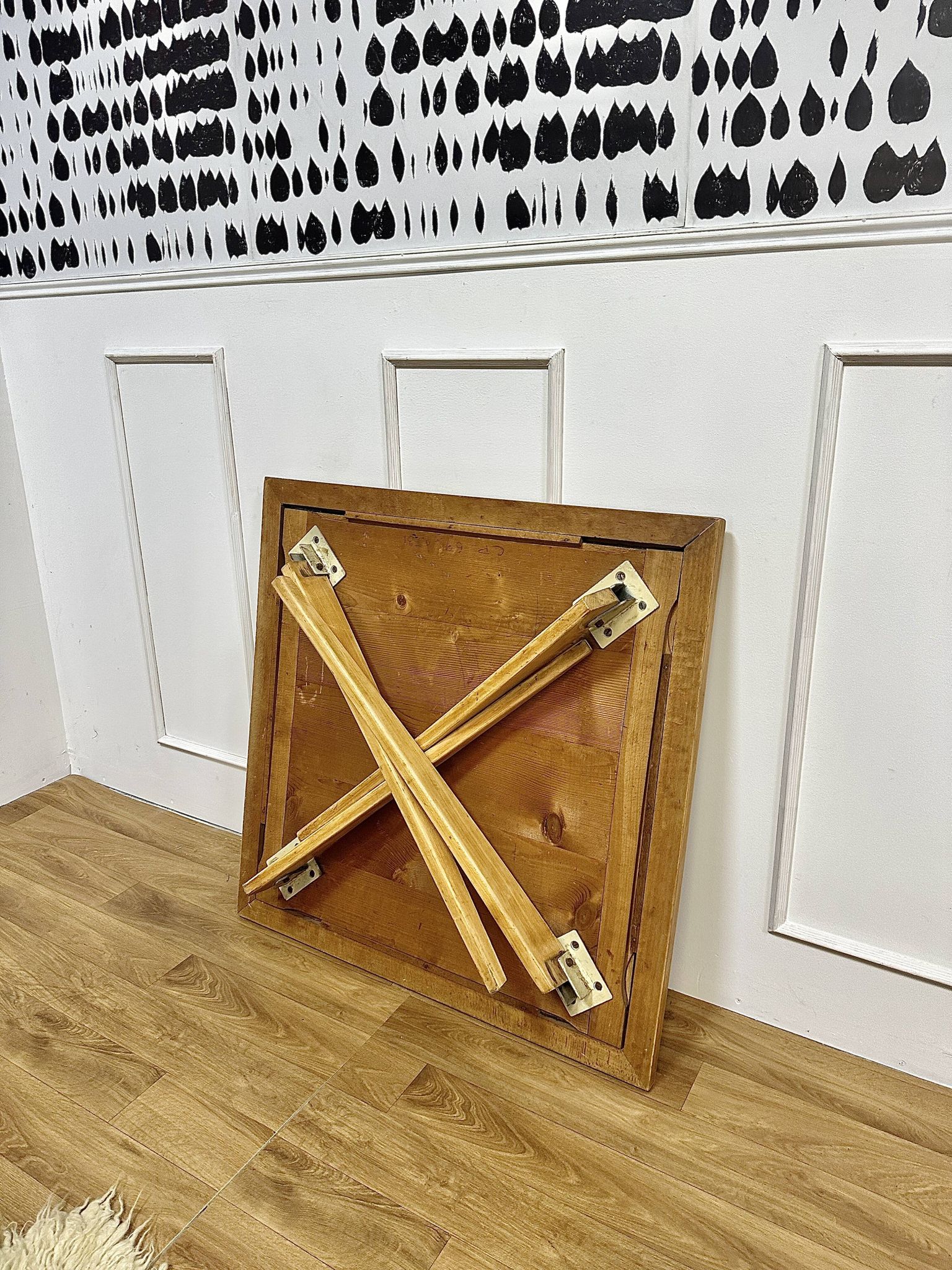 Folding table legs compass