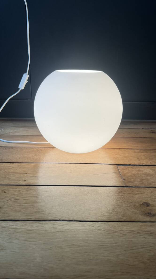 Lampe boule en verre opalin