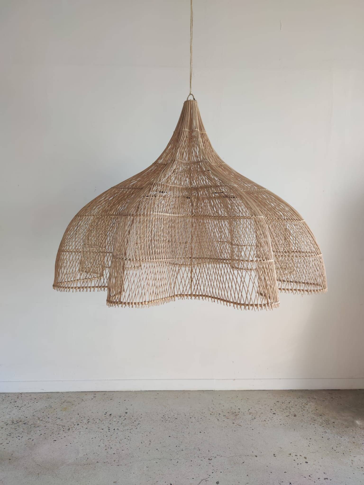 Immense rattan suspension in the shape of a flower, tulip, corolla H1m D1m50