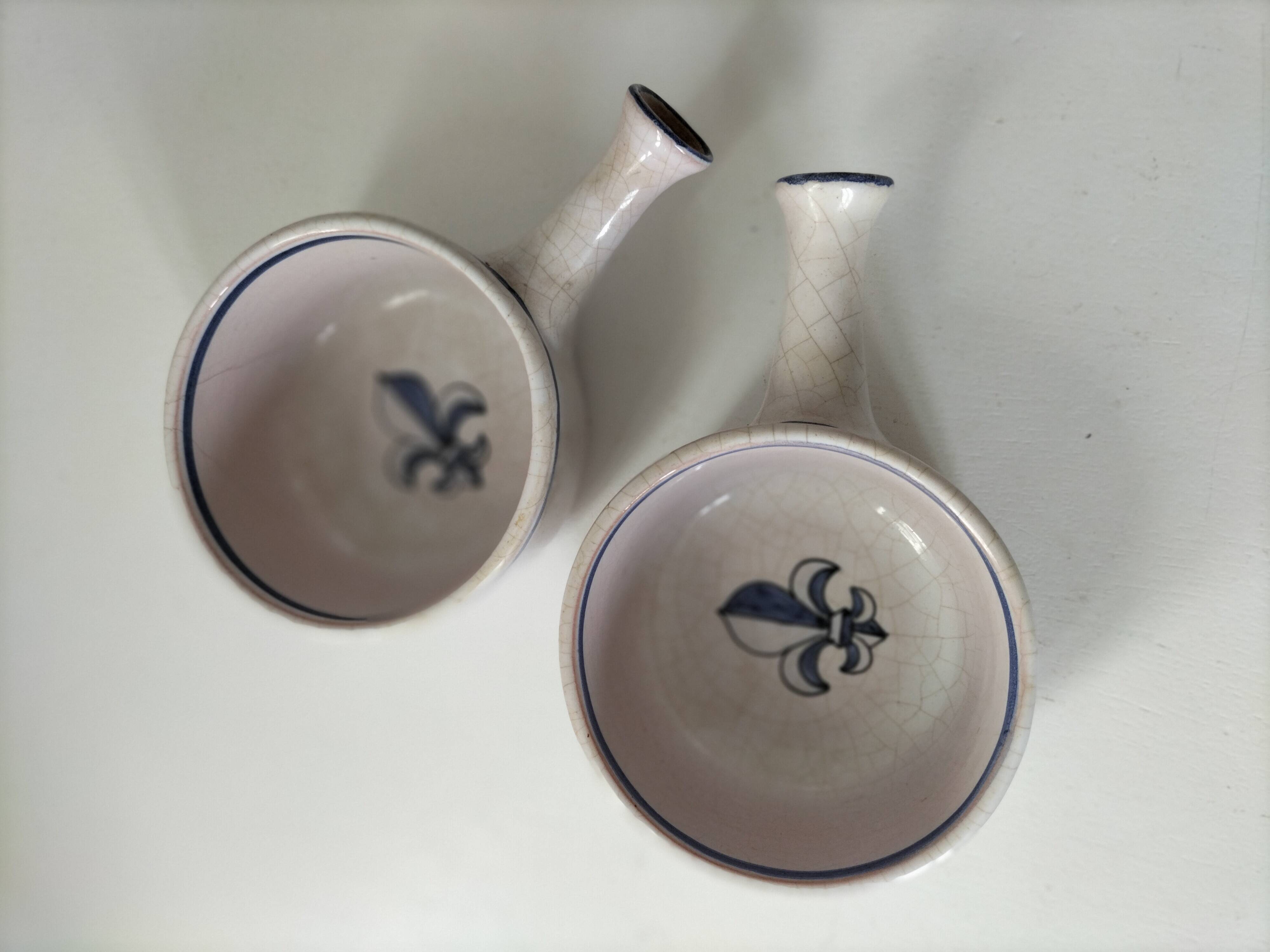 Duo de mini caquelons en faïence craquelée, décor fleur de lys