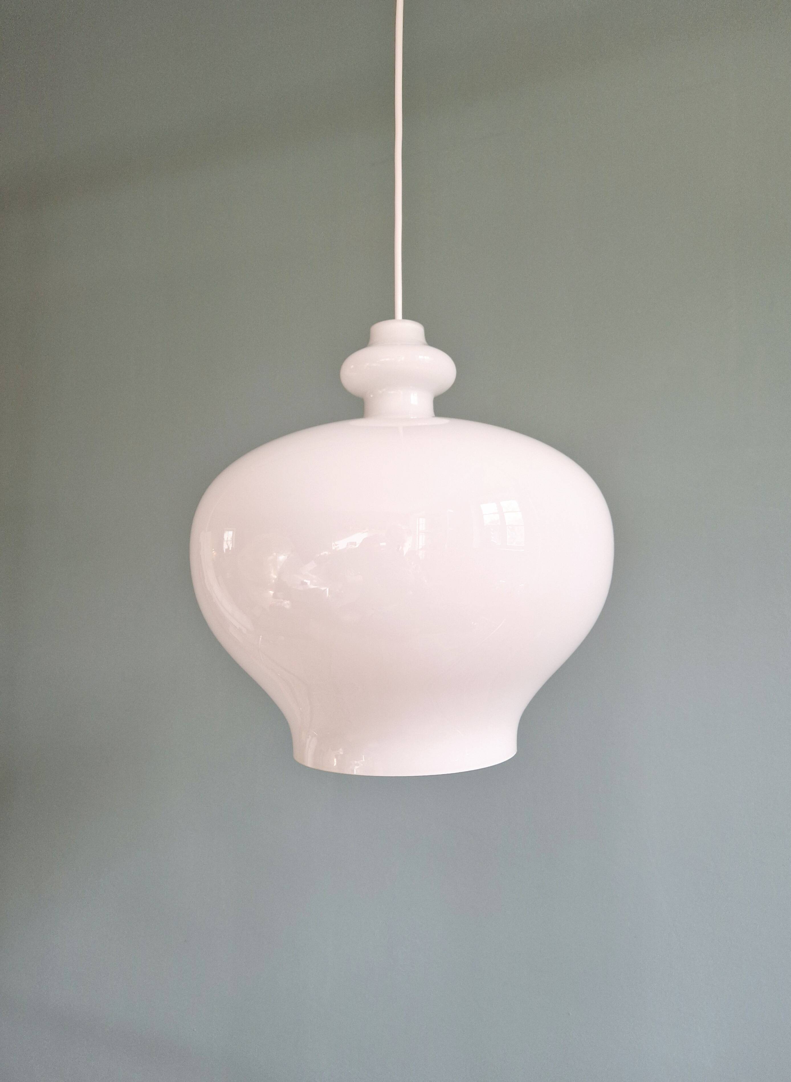 Suspension scandinave en opaline blanche, H.A. Jakobsson, 1960