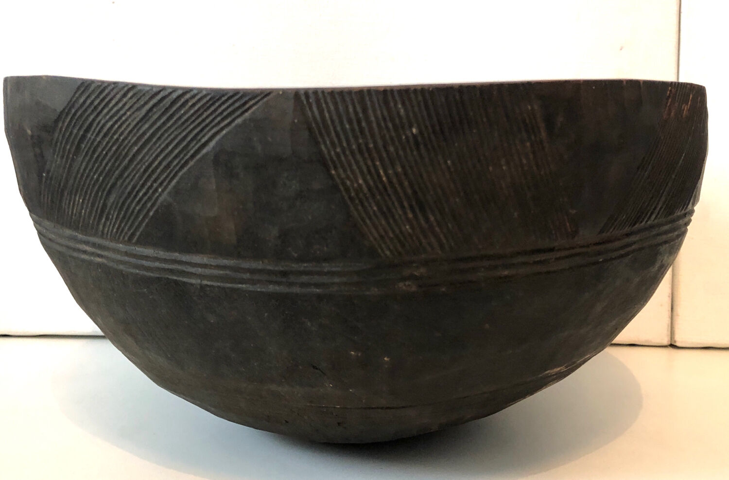 Pot sculpté bois noir africain