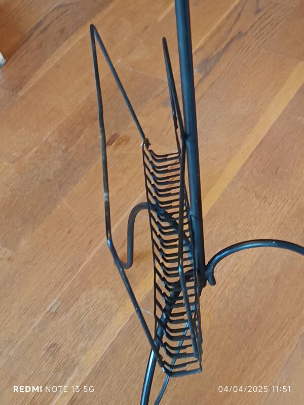 lampadaire en fer forgé vintage avec porte revues 1960