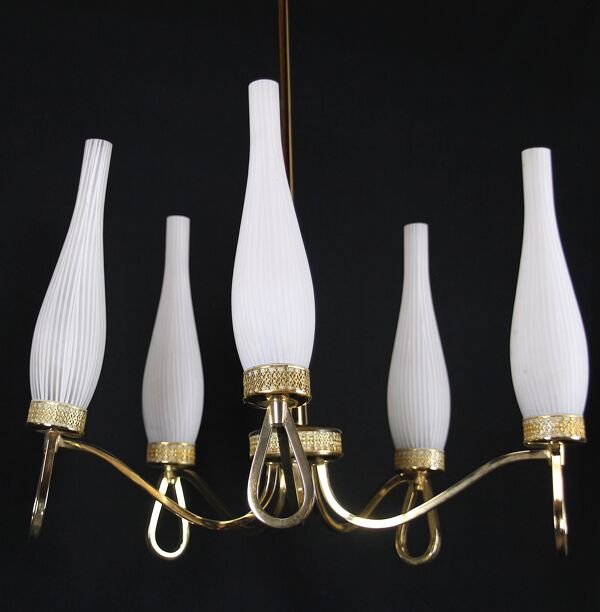 lustre En Laiton Et Opaline Blanche Du milieu Du Siècle Par Maison Arlus, France
