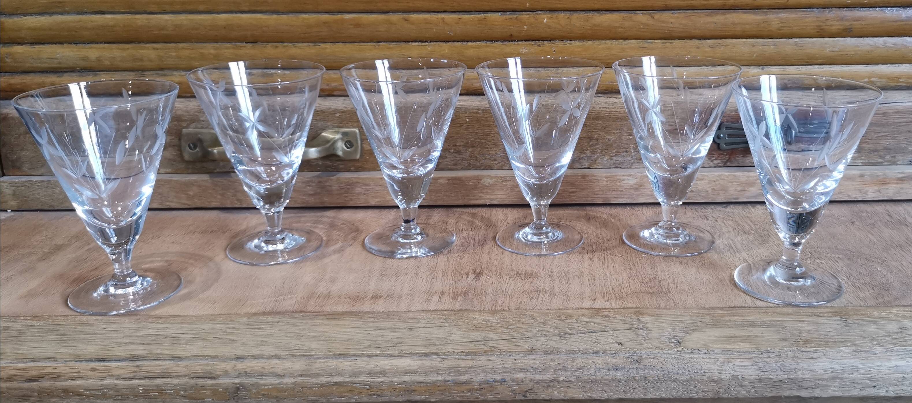6 old stemmed glasses in chiseled blown glass 60/70