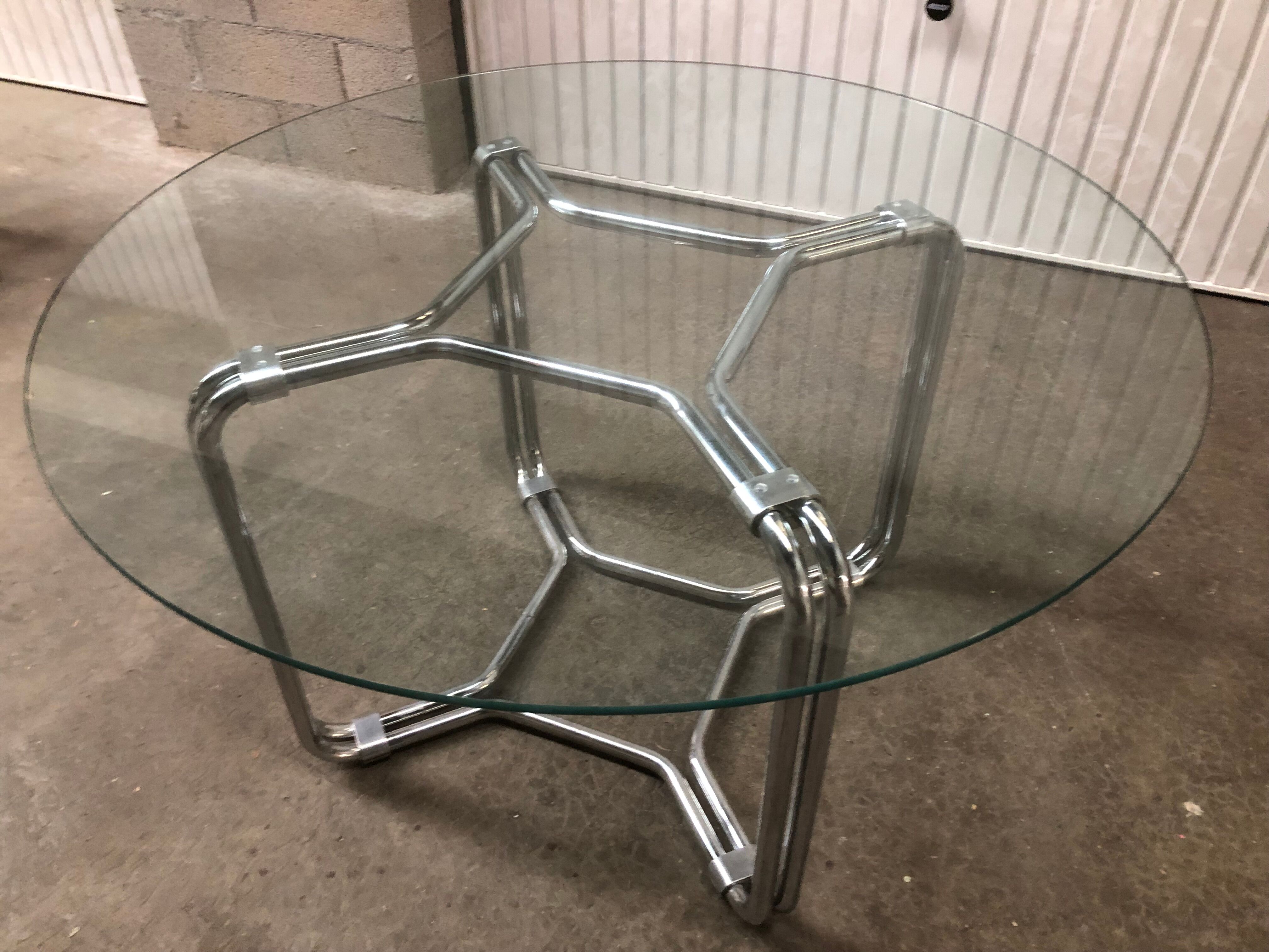 Round table Italian design 1970