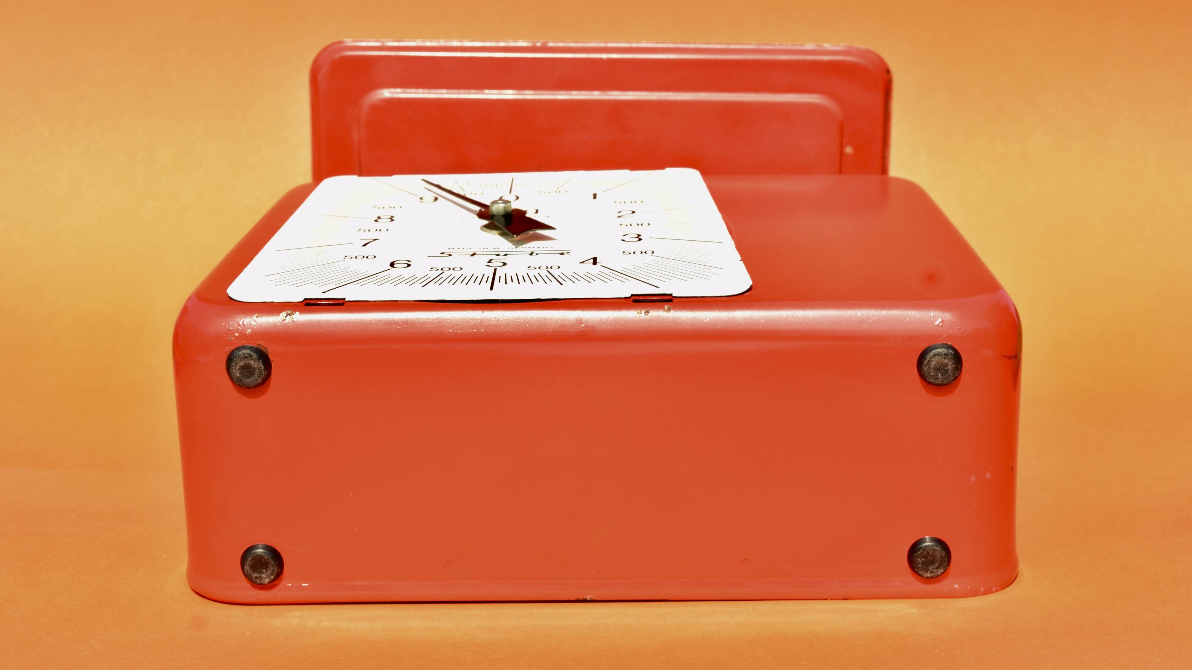 Stube - vintage household scale in red painted metal - force 10