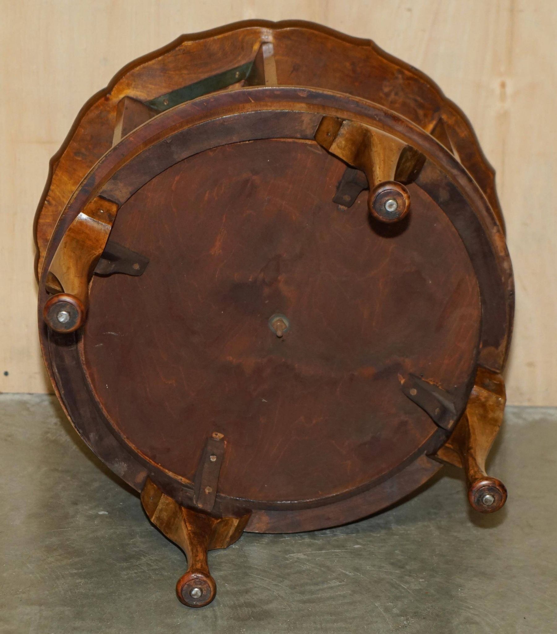 Table basse vintage Burr Walnut pivotante années 1940