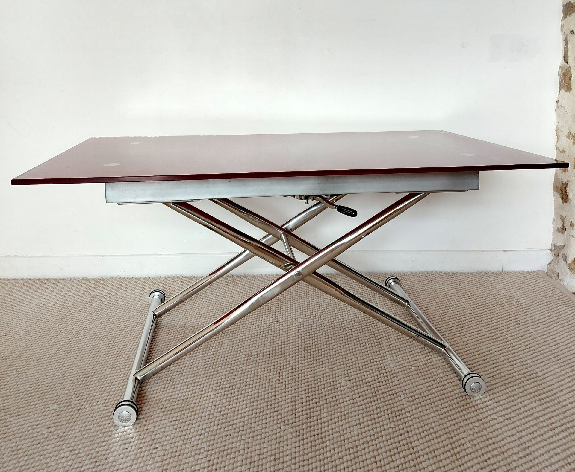 Table relevable vintage verre rouge et chrome-design 1970/1980