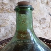Dame-jeanne dans son panier