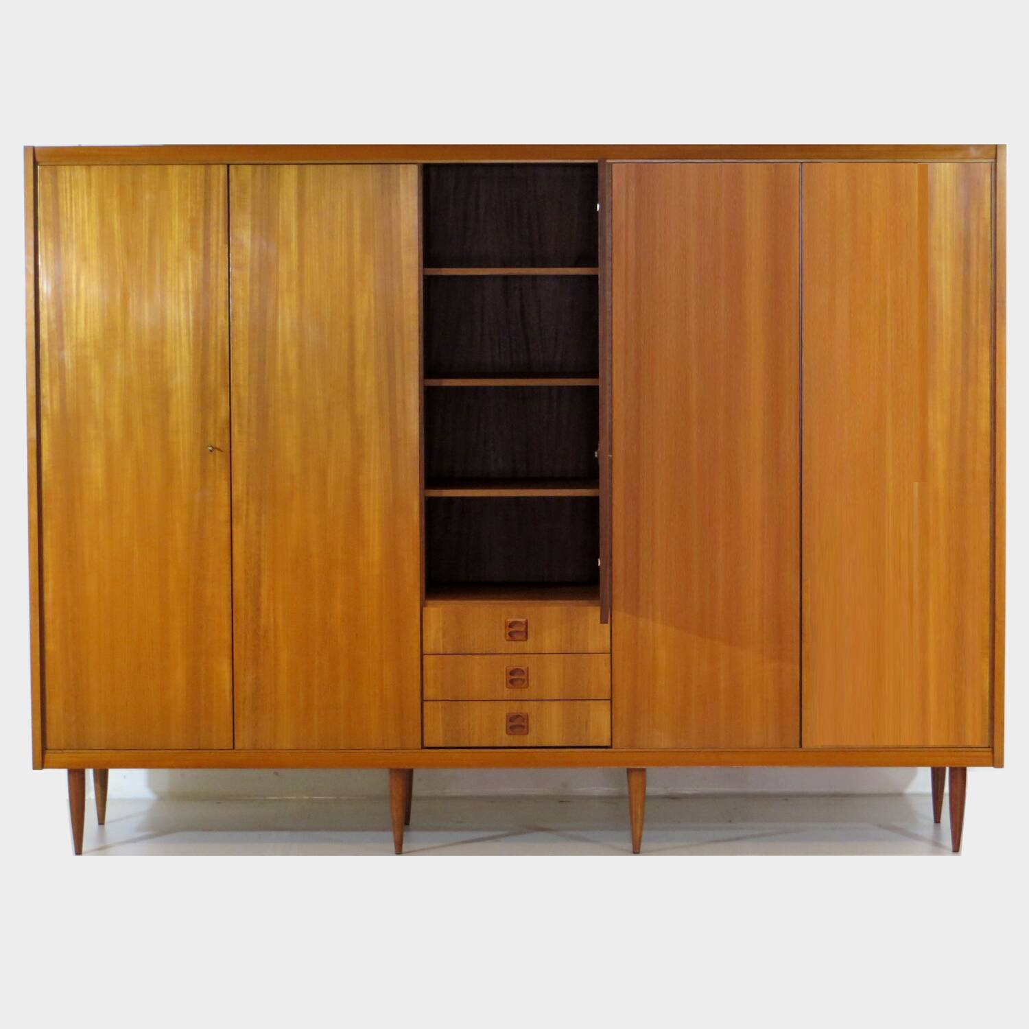 Grand armoire vintage moderne du milieu du siècle à 5 portes en teck, années 1960.